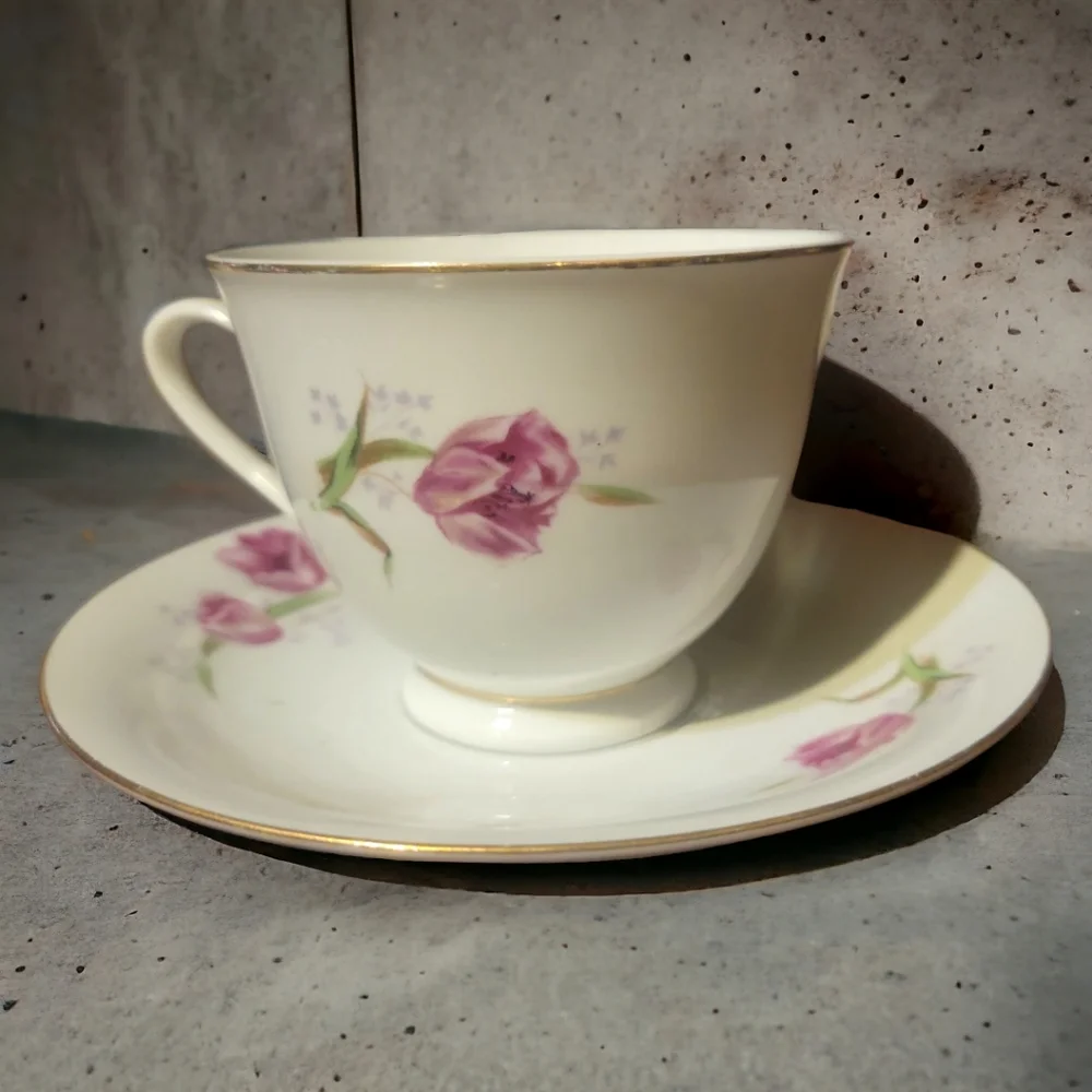 Vtg Tea Cup & Saucer Set, Made by Tangshan China Tulips Flowers Gold Rim